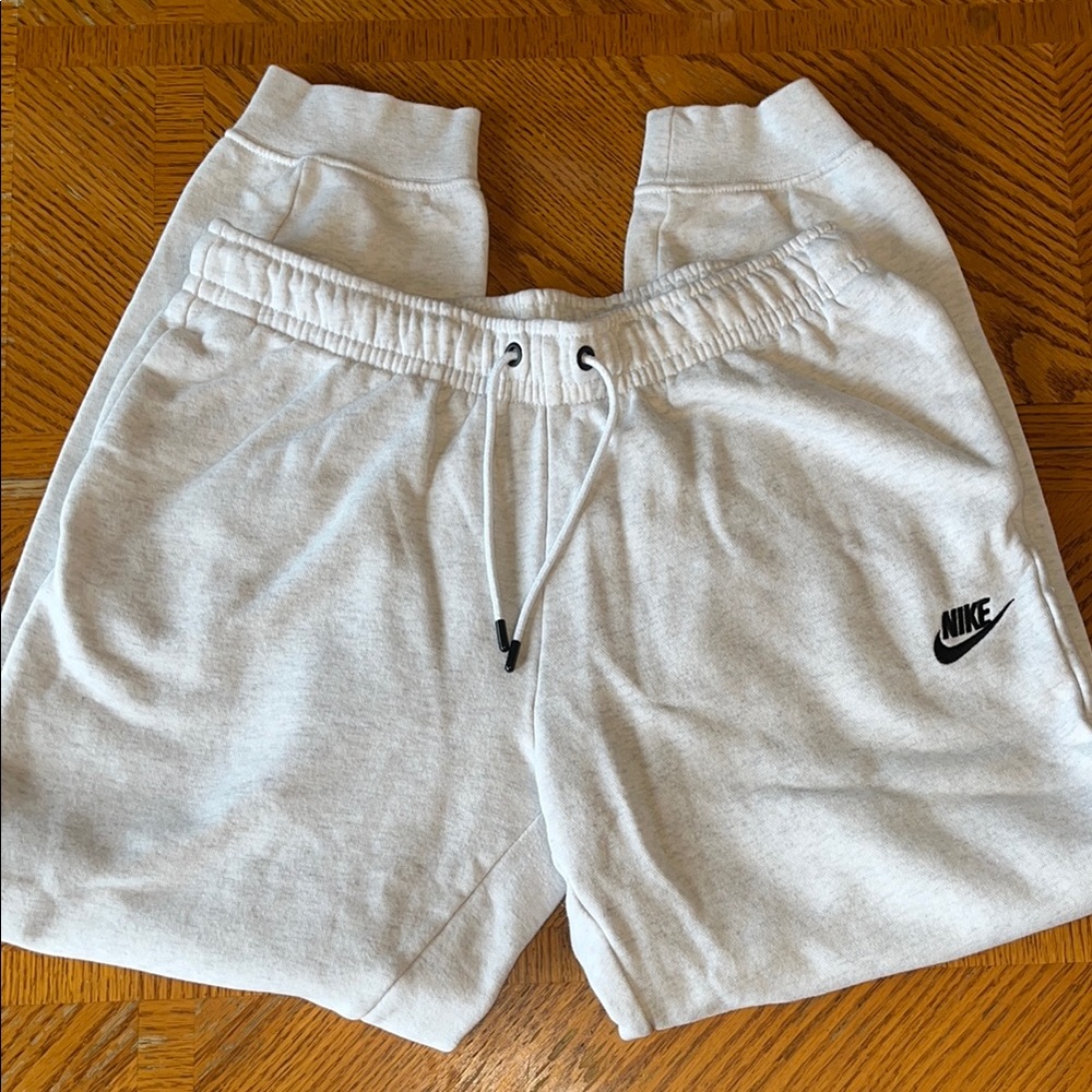 Nike Women’s Heather Light Grey Sweatpants SZ M
